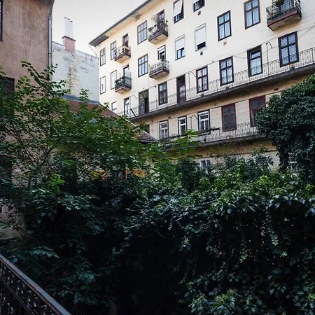 Large Airconditioned Apartment