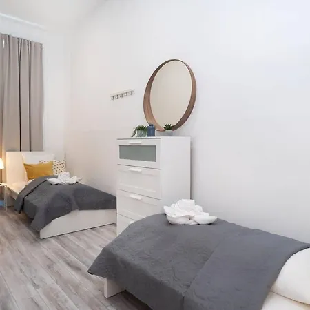 Large Airconditioned Apartment *